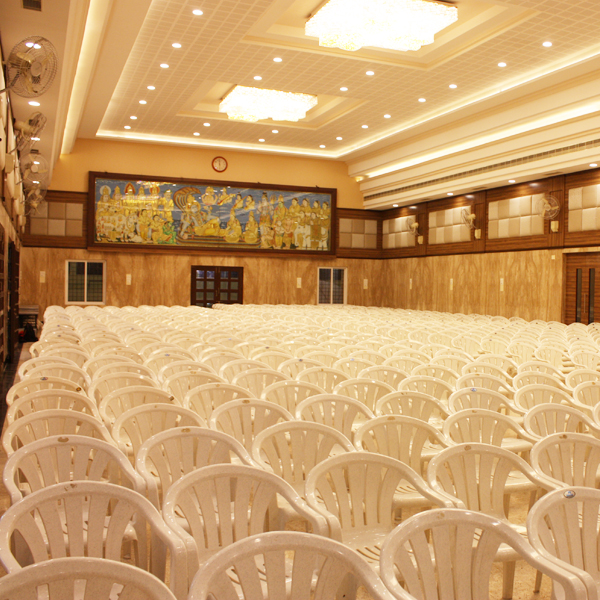 A gorgeous air-conditioned hall with a seating capacity of 1000 persons